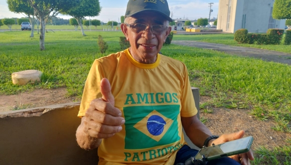 Homem está no aeroporto de Rio Branco desde as 14h30 à espera de Bolsonaro, que chega às 23h